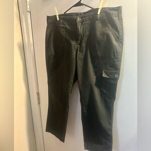 Lee Straight Fit Flower Detail Capris